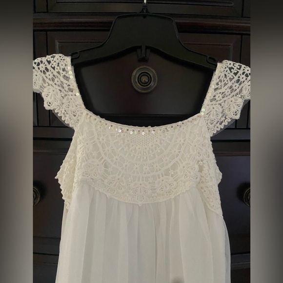 Beautiful white fancy dress. Delicate sequin and tool. Floor length. - Picture 3 of 7